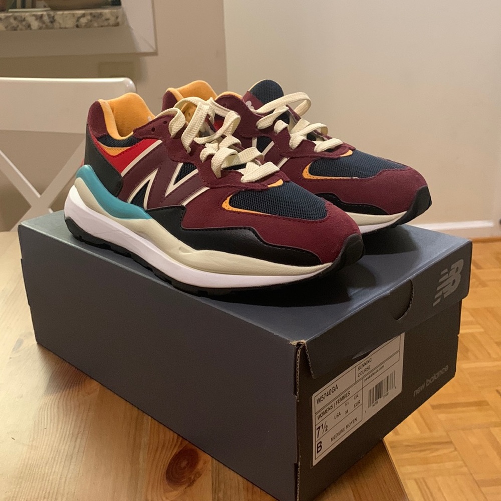 BRAND NEW IN BOX New Balance
5740 Classic Burgundy Womens Lifestyle Shoe